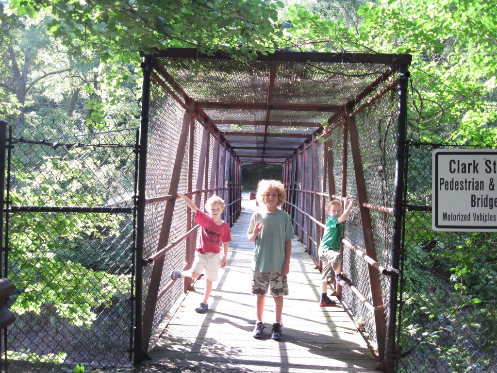 Children on the Clark Street Bridge/ Meg Muckenhoupt